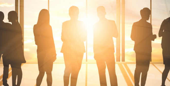 El perfil profesional del Licenciado en Administracion y Gerencia tiene relacion directa con el campo en el que se desempenara, estos se clasifican en las siguientes areas: Area personal 1) Tener habilidad para crear un ambiente de solidaridad entre todo el personal de la empresa. 2) Ser conductor en el cumplimiento de las normas y politicas que regulan la vida institucional de la empresa. 3) Asumir una actitud de liderazgo en el ambito de la organizacion que promueva la ide