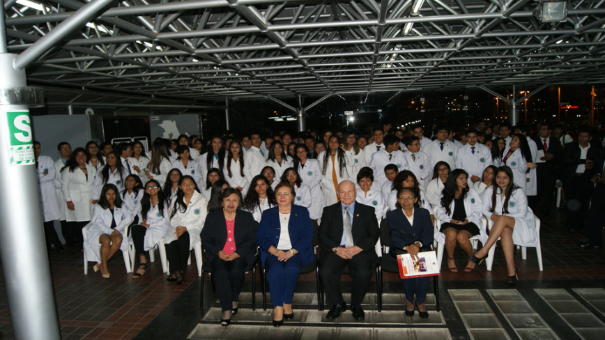 CEREMONIA DE IMPOSICION DE MANDILESEsta ceremonia se lleva a cabo en la Facultad de Medicina Humana desde hace mas de 10 anos, promovida inicialmente por el Dr. Manuel Huaman Guerrero como Primer Decano de la FAMURP. La finalidad de la “Imposicion de Mandiles” es fortalecer el vinculo de nuestra Facultad de Medicina Humana con los ingresantes y el compromiso e identidad que asumimos en la formacion del futuro profesional medico.