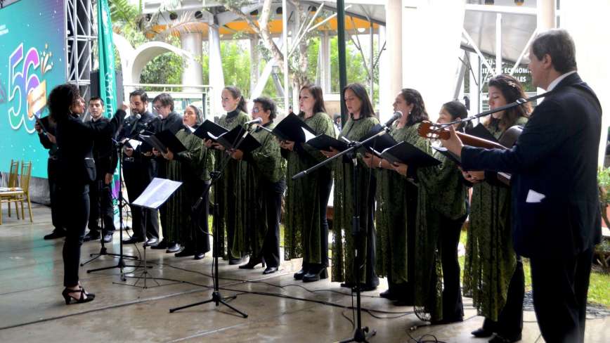 El elenco fue fundado hace 25 aos y ha sido dirigida por renombrados maestros nacionales e internacionales El coro Polifnico URP con el apoyo de la Oficina Central de Extensin Cultural y Proyeccin Social ha organizado por ms de dos dcadas el Fes-0001