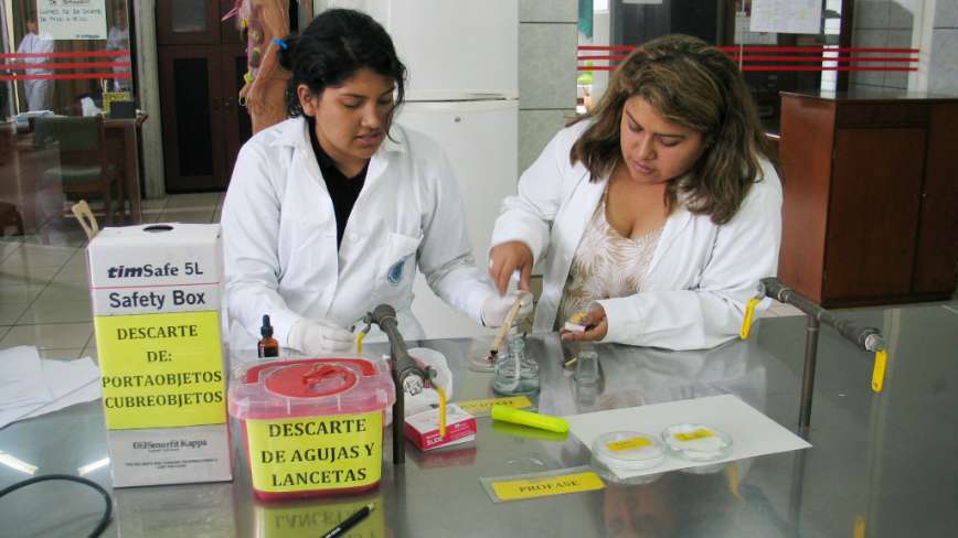 La Comision de Tutoria de la Facultad de Medicina Humana es el organo permanente de la Facultad encargado de conducir el Programa de Tutoria. El marco legal del Programa de Tutoria esta dado por la Ley Universitaria Nº 23733, la Ley del Sistema Nacional de Evaluacion, Acreditacion y Certificacion de la Calidad Educativa-SINEACE- Ley N° 28740 y el Estatuto de la Universidad Ricardo Palma, articulos 2°, 141°, 167° y 221°. El Programa de Tutoria es la actividad acade