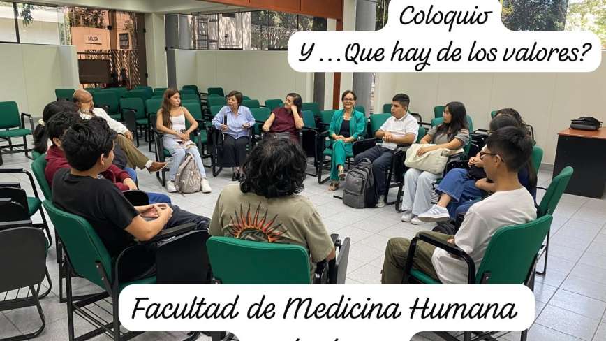 CEREMONIA DE IMPOSICION DE MANDILESEsta ceremonia se lleva a cabo en la Facultad de Medicina Humana desde hace mas de 10 anos, promovida inicialmente por el Dr. Manuel Huaman Guerrero como Primer Decano de la FAMURP. La finalidad de la “Imposicion de Mandiles” es fortalecer el vinculo de nuestra Facultad de Medicina Humana con los ingresantes y el compromiso e identidad que asumimos en la formacion del futuro profesional medico.