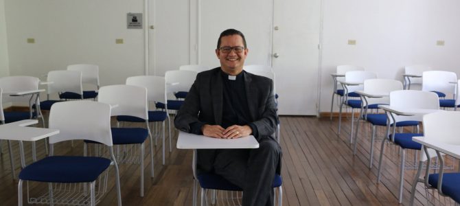 Distinción Doctor Honoris Causa a sacerdote Harold Castilla